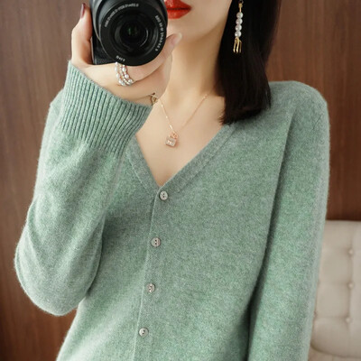 2024 m. Moteriški megztiniai ilgomis rankovėmis megzti viršutiniai drabužiai Tvirtai ploni pavasariniai rudens megztiniai V formos iškirpte Mezginiai Korėjietiški madingi megztiniai