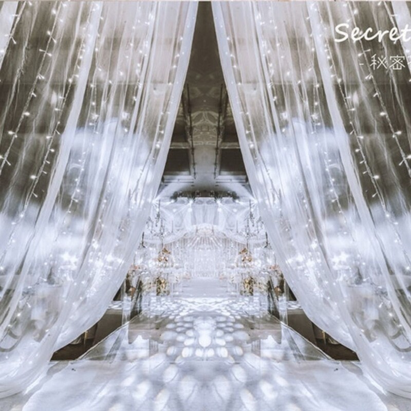 Romantiškos sulankstomos marlės kėdžių varčios Minkštos plaunamos vestuvinių kėdžių užvalkalai Elegantiškos nesiglamžančios kėdės Nugaros kaklaraiščiai lauke