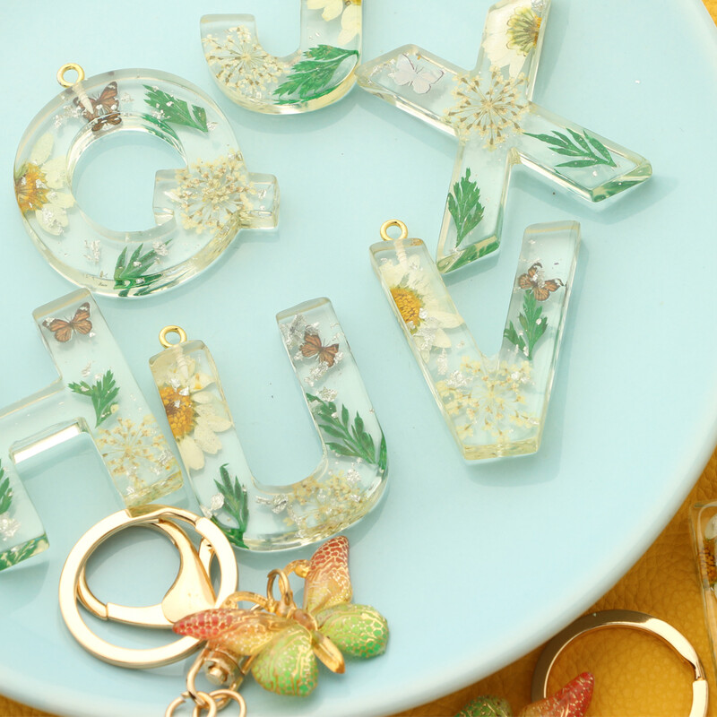 Breloc cu flori galbene 26 litere Rășină cu ciucuri roz gradient fluture pandantiv breloc femei geantă ornamente accesorii cadou