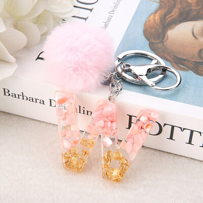 1vnt Pink Pompom Letter Raktų pakabukas Anglų abėcėlės raktų pakabukas su Puffer Ball Glitter Gradient Resin Automobilinio veidrodžio rankinės pakabukai