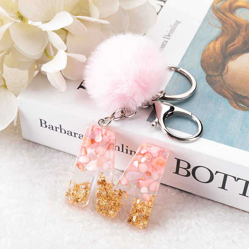 Breloc cu litere cu pompon roz, breloc de chei cu alfabet englezesc cu bile puf, cu sclipici, din rășină, cu oglindă de mașină