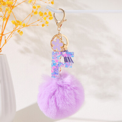 Violetinė gėlių abėcėlės raidžių raktų pakabukas su pliušiniu pompomo dervos blizgučiu Pradinis raktų pakabukas Raktų pakabukas Moteriškas individualumo aksesuaras