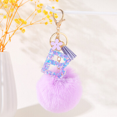 Violetinė gėlių abėcėlės raidžių raktų pakabukas su pliušiniu pompomo dervos blizgučiu Pradinis raktų pakabukas Raktų pakabukas Moteriškas individualumo aksesuaras