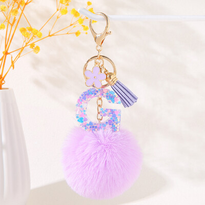 Violetinė gėlių abėcėlės raidžių raktų pakabukas su pliušiniu pompomo dervos blizgučiu Pradinis raktų pakabukas Raktų pakabukas Moteriškas individualumo aksesuaras