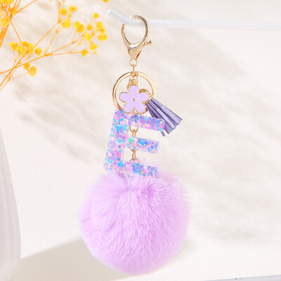 Violetinė gėlių abėcėlės raidžių raktų pakabukas su pliušiniu pompomo dervos blizgučiu Pradinis raktų pakabukas Raktų pakabukas Moteriškas individualumo aksesuaras