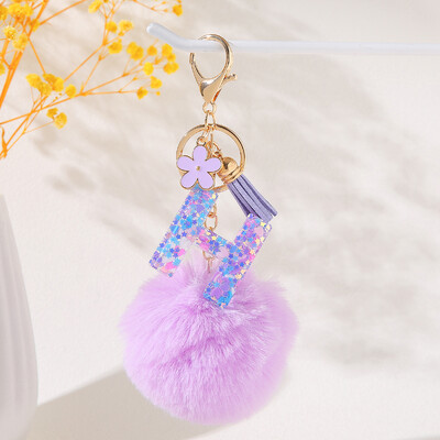 Violetinė gėlių abėcėlės raidžių raktų pakabukas su pliušiniu pompomo dervos blizgučiu Pradinis raktų pakabukas Raktų pakabukas Moteriškas individualumo aksesuaras