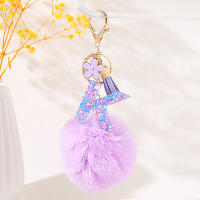 Violetinė gėlių abėcėlės raidžių raktų pakabukas su pliušiniu pompomo dervos blizgučiu Pradinis raktų pakabukas Raktų pakabukas Moteriškas individualumo aksesuaras