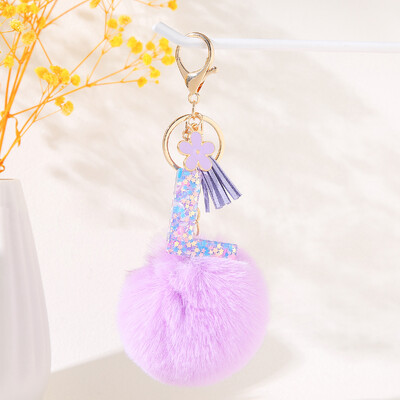 Violetinė gėlių abėcėlės raidžių raktų pakabukas su pliušiniu pompomo dervos blizgučiu Pradinis raktų pakabukas Raktų pakabukas Moteriškas individualumo aksesuaras