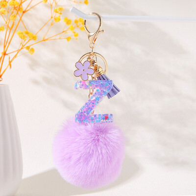 Violetinė gėlių abėcėlės raidžių raktų pakabukas su pliušiniu pompomo dervos blizgučiu Pradinis raktų pakabukas Raktų pakabukas Moteriškas individualumo aksesuaras