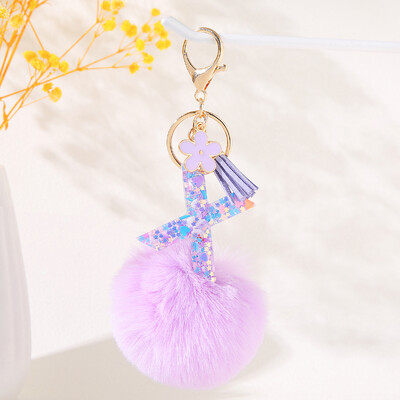 Violetinė gėlių abėcėlės raidžių raktų pakabukas su pliušiniu pompomo dervos blizgučiu Pradinis raktų pakabukas Raktų pakabukas Moteriškas individualumo aksesuaras