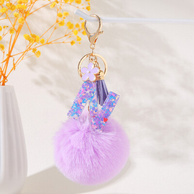 Violetinė gėlių abėcėlės raidžių raktų pakabukas su pliušiniu pompomo dervos blizgučiu Pradinis raktų pakabukas Raktų pakabukas Moteriškas individualumo aksesuaras