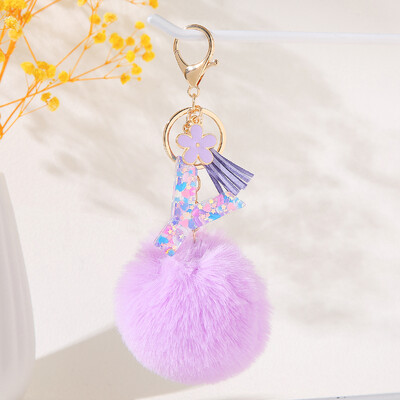 Violetinė gėlių abėcėlės raidžių raktų pakabukas su pliušiniu pompomo dervos blizgučiu Pradinis raktų pakabukas Raktų pakabukas Moteriškas individualumo aksesuaras