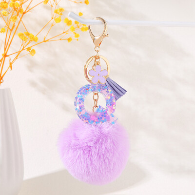 Violetinė gėlių abėcėlės raidžių raktų pakabukas su pliušiniu pompomo dervos blizgučiu Pradinis raktų pakabukas Raktų pakabukas Moteriškas individualumo aksesuaras