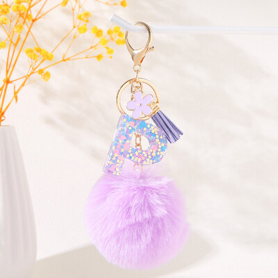 Violetinė gėlių abėcėlės raidžių raktų pakabukas su pliušiniu pompomo dervos blizgučiu Pradinis raktų pakabukas Raktų pakabukas Moteriškas individualumo aksesuaras