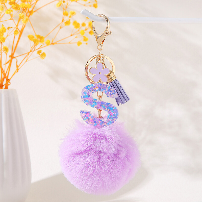 Violetinė gėlių abėcėlės raidžių raktų pakabukas su pliušiniu pompomo dervos blizgučiu Pradinis raktų pakabukas Raktų pakabukas Moteriškas individualumo aksesuaras