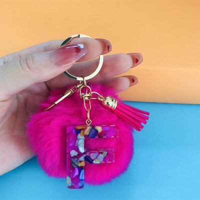 Aranyos divatos kezdőbetűs betűs bűbáj kulcstartók rózsapiros pomponnal, bojt fogantyús medálos kulcstartók Női pénztárca Táska kulcstartozékok