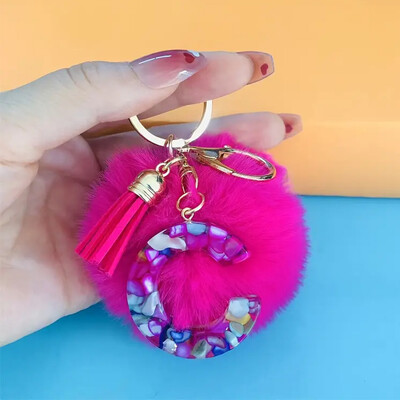 Aranyos divatos kezdőbetűs betűs bűbáj kulcstartók rózsapiros pomponnal, bojt fogantyús medálos kulcstartók Női pénztárca Táska kulcstartozékok