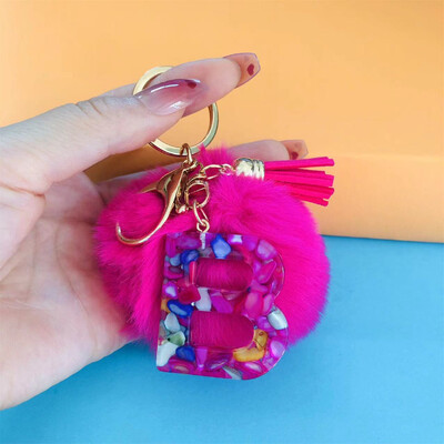 Aranyos divatos kezdőbetűs betűs bűbáj kulcstartók rózsapiros pomponnal, bojt fogantyús medálos kulcstartók Női pénztárca Táska kulcstartozékok