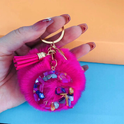 Aranyos divatos kezdőbetűs betűs bűbáj kulcstartók rózsapiros pomponnal, bojt fogantyús medálos kulcstartók Női pénztárca Táska kulcstartozékok