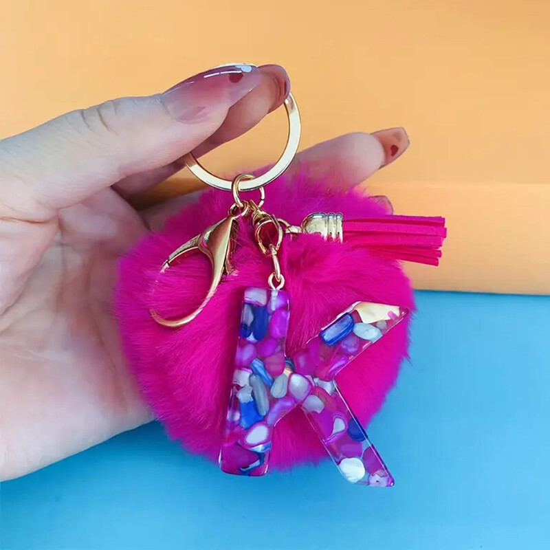 Aranyos divatos kezdőbetűs betűs bűbáj kulcstartók rózsapiros pomponnal, bojt fogantyús medálos kulcstartók Női pénztárca Táska kulcstartozékok