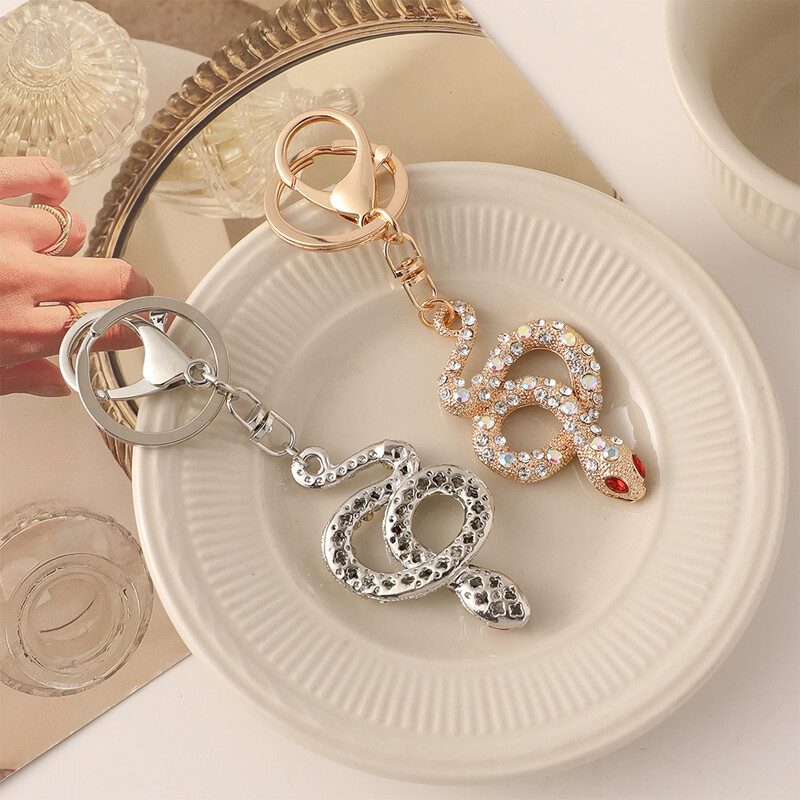 Punasest kristallist kivist madu võtmehoidja luksuslik naiste käekott ripats auto võtmehoidja suveniir kingitus