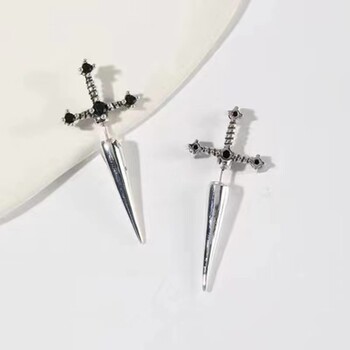 Kiss Jewelry Punk Sword Gothic Kinitial Piercing Обеци за жени Мъже Goth Crystal Ear Jacket Dagger Stud Earrings Jewelry