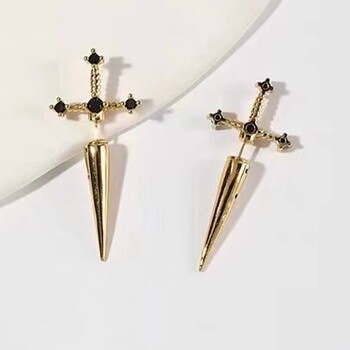 Kiss Jewelry Punk Sword Gothic Kinitial Piercing Обеци за жени Мъже Goth Crystal Ear Jacket Dagger Stud Earrings Jewelry