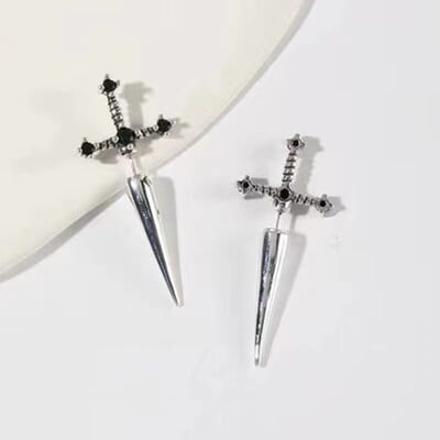 Skūpsts Rotaslietas Punk Zobens Gothic Kinitial pīrsings Auskari sievietēm Vīriešiem Goth Crystal Aus Jaka Dagger Stud Auskari Rotaslietas