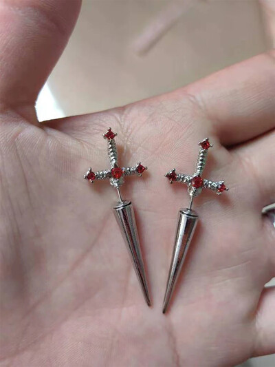 Skūpsts Rotaslietas Punk Zobens Gothic Kinitial pīrsings Auskari sievietēm Vīriešiem Goth Crystal Aus Jaka Dagger Stud Auskari Rotaslietas