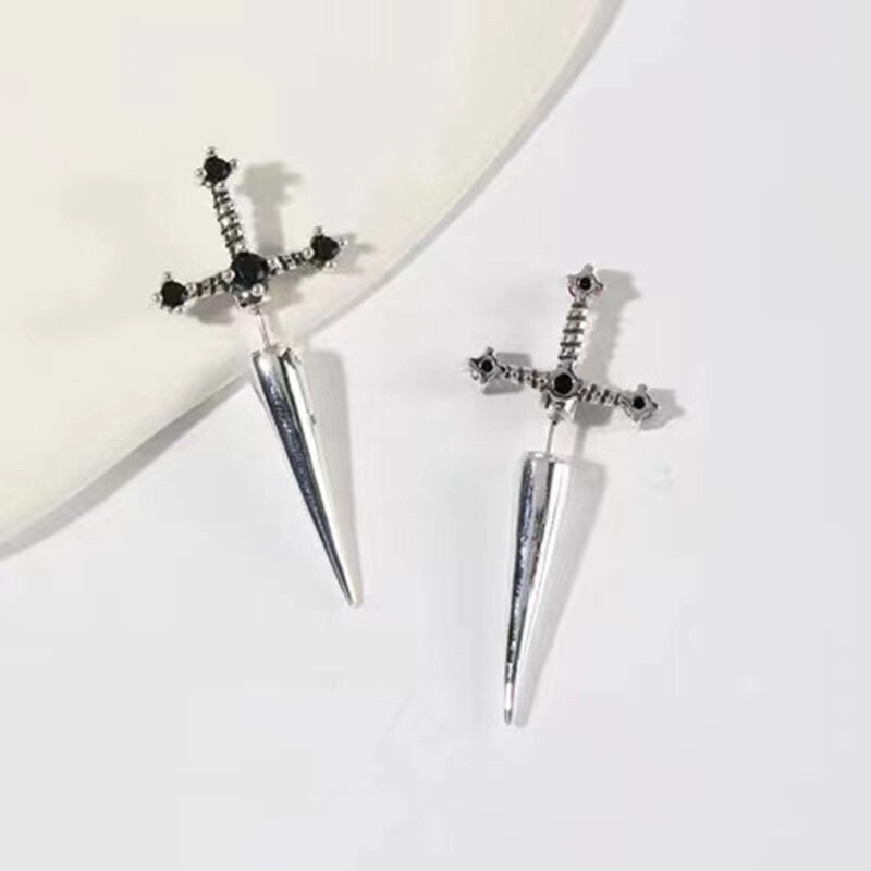 Skūpsts Rotaslietas Punk Zobens Gothic Kinitial pīrsings Auskari sievietēm Vīriešiem Goth Crystal Aus Jaka Dagger Stud Auskari Rotaslietas