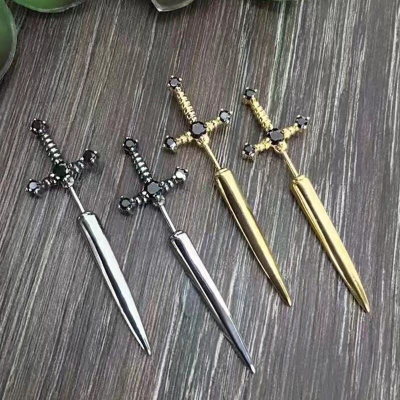 Skūpsts Rotaslietas Punk Zobens Gothic Kinitial pīrsings Auskari sievietēm Vīriešiem Goth Crystal Aus Jaka Dagger Stud Auskari Rotaslietas