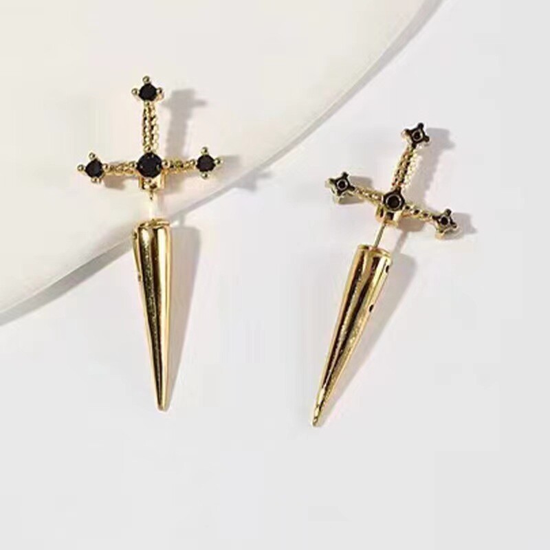 Skūpsts Rotaslietas Punk Zobens Gothic Kinitial pīrsings Auskari sievietēm Vīriešiem Goth Crystal Aus Jaka Dagger Stud Auskari Rotaslietas