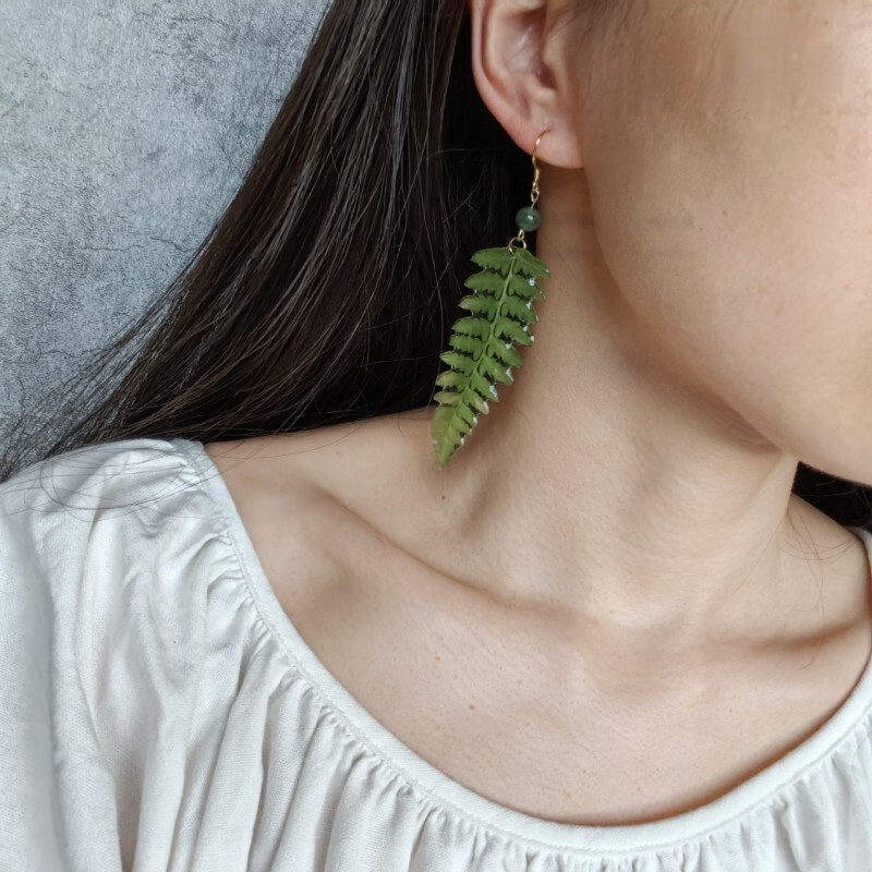 Cercei naturali unici cu frunze verzi, rășină epoxidică, cercei cu frunze roșii de arțar, cu frunze uscate, bijuterii de declarație.