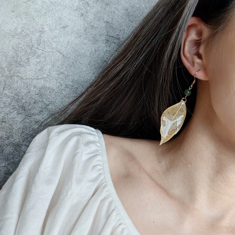 Cercei naturali unici cu frunze verzi, rășină epoxidică, cercei cu frunze roșii de arțar, cu frunze uscate, bijuterii de declarație.