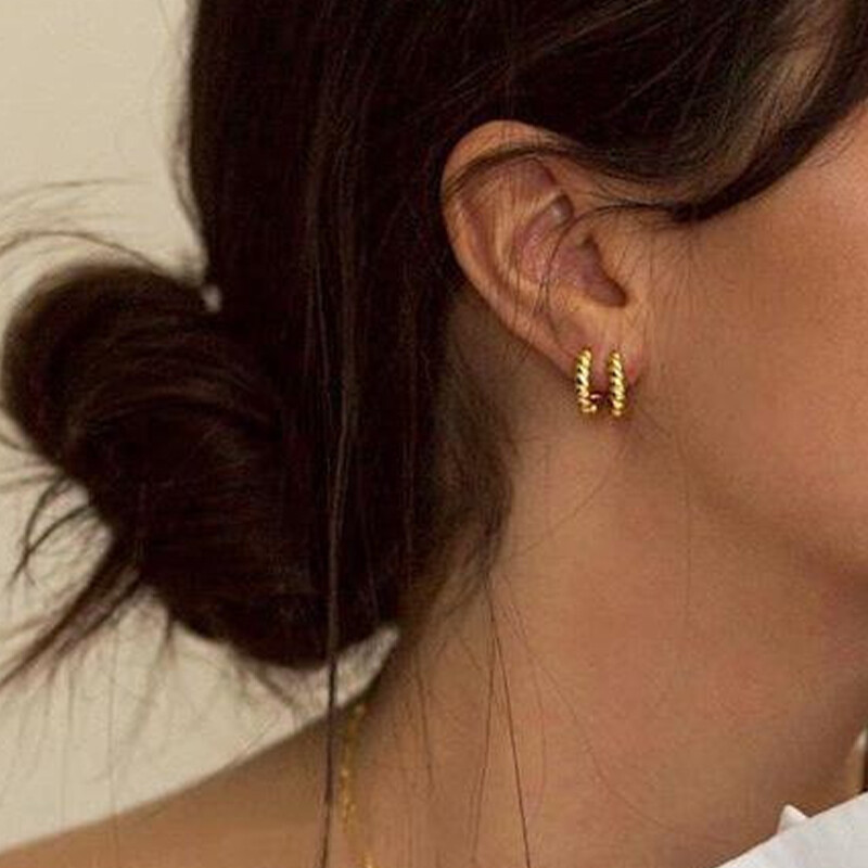 Minimalista stílus, kerek kis fülbevaló, sárgaréz aranyozott fülbevaló, könnyű luxus felsőkategóriás fülbevaló