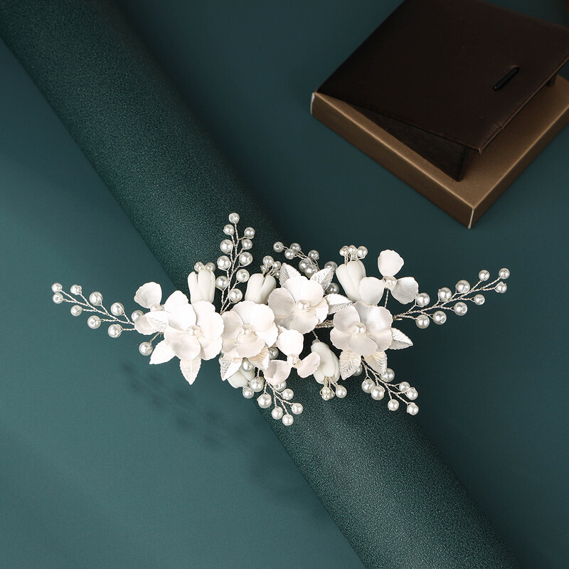 Ar rokām darinātas kāzu matu ķemmes, pērļu ziedu līgavu matu sprādzes sieviešu kāzām