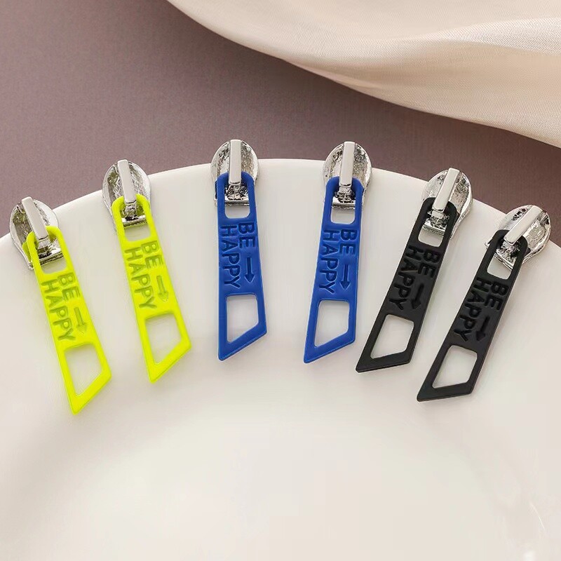 Minority Design Neregulāra metāla rāvējslēdzēja auskari Sudraba adatas pīrsinga auskari vīriešiem Sieviešu rotaslietas dāvanas