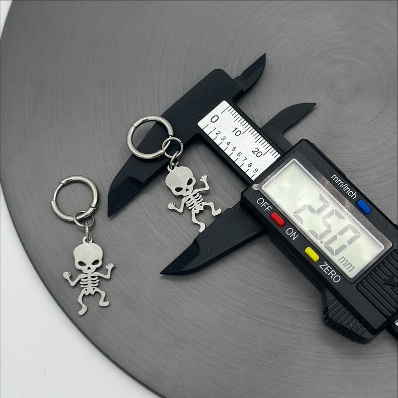 Punk Goth nerūsējošā tērauda skeleta Huggie auskari sievietēm vīriešiem Y2K Emo galvaskausa auskari