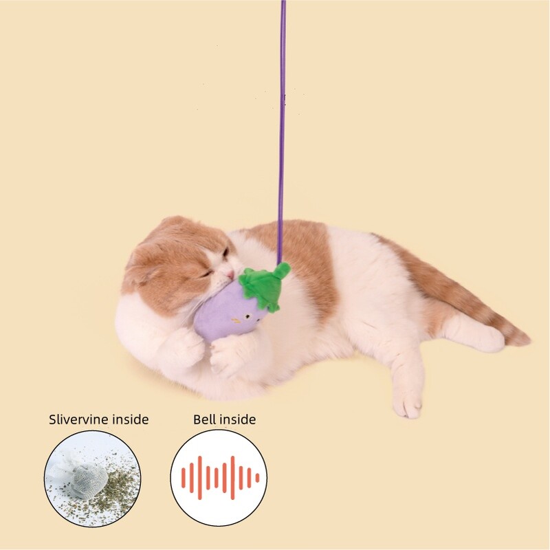 Pomidorai, baklažanai, grybai, pakabinami katžolės pliušiniai žaislai, kramtomi kąsneliai, šokinėjantys anonsiniai animaciniai filmukai, daržovės, patalpoje naudojami sūpynės katės žaislai