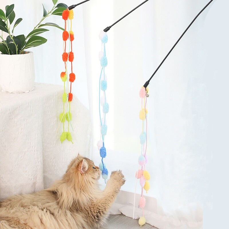 Pliušinis rutulinis kačių erzinimas Spalvingų siūlų kamuoliukų erzinimo lazdelė Swing Stremers Kačių žaislas Lankstus PVC pagaliukas Interaktyvus varpelio erzinimas naminiams gyvūnėliams