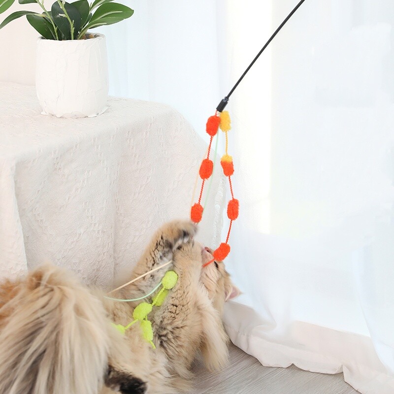 Pliušinis rutulinis kačių erzinimas Spalvingų siūlų kamuoliukų erzinimo lazdelė Swing Stremers Kačių žaislas Lankstus PVC pagaliukas Interaktyvus varpelio erzinimas naminiams gyvūnėliams