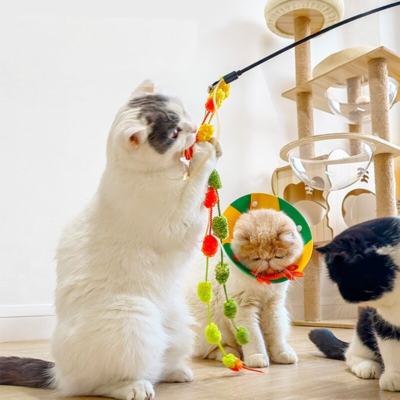 Pliušinis rutulinis kačių erzinimas Spalvingų siūlų kamuoliukų erzinimo lazdelė Swing Stremers Kačių žaislas Lankstus PVC pagaliukas Interaktyvus varpelio erzinimas naminiams gyvūnėliams