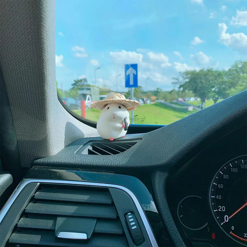 Mielas žiurkėnas su šiaudine skrybėle automobilio ornamentu, automobilio apdaila, automobilio interjero prietaisų skydelio priedai