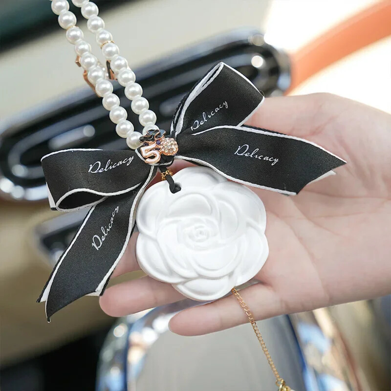 Noul pandantiv cu parfum de camelie, pandantiv parfumat pentru siguranță pentru interiorul mașinii, decorare creativă a mașinii, nod cu arc, pandantiv oglindă retrovizoare pentru mașină