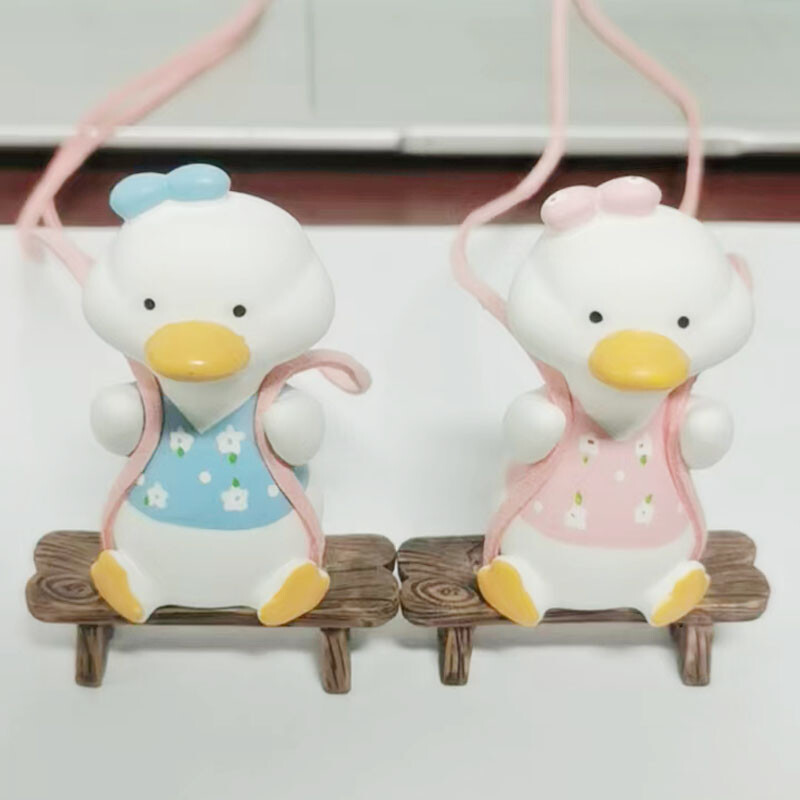 Gipsiniai mieli automobilių priedai Bowknot Swing Duck pakabukas automobilio galinio vaizdo veidrodžio poros priedai Gimtadienio dovanos Automobilių prekės Kvepalai