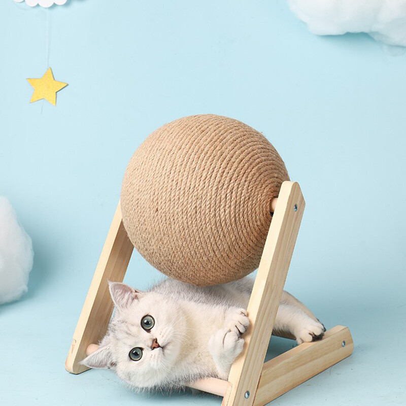 Kamuoliniai žaislai su katėmis, sizaliu ir medžiu, stabilus trikampis kačių daiktas patalpoje Tvirtas braižantis kietas įbrėžimas ant stovo sukimosi