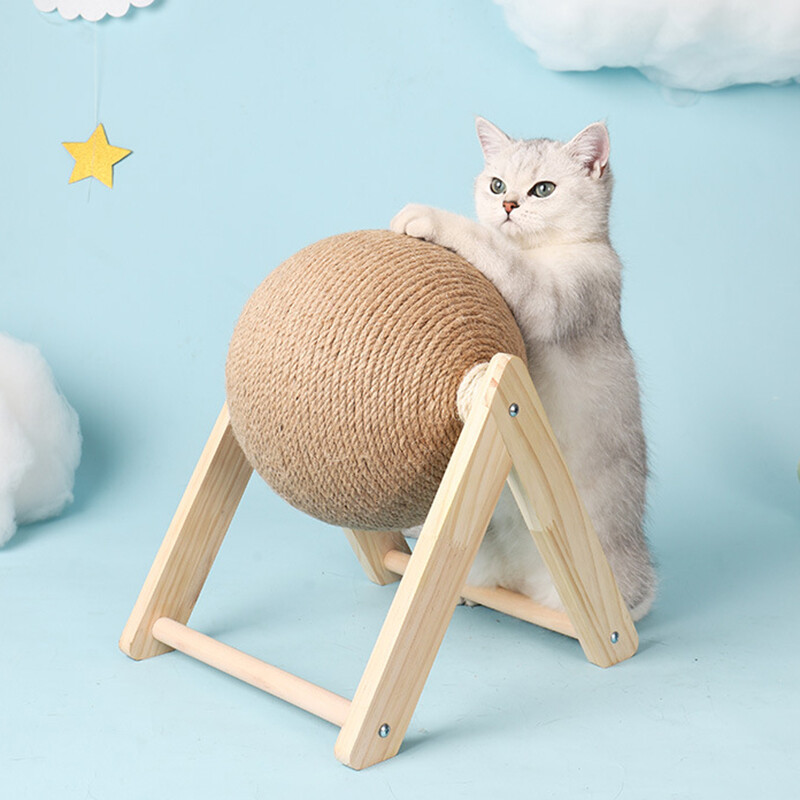 Kamuoliniai žaislai su katėmis, sizaliu ir medžiu, stabilus trikampis kačių daiktas patalpoje Tvirtas braižantis kietas įbrėžimas ant stovo sukimosi