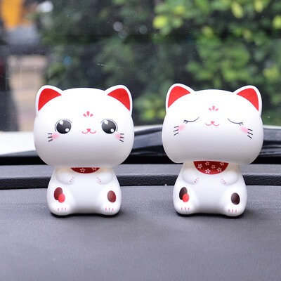 Захранван от слънчева енергия Maneki Neko Lucky Cat Car Interior Decor Cute Swinging Noding For Home Office Desktop Car Desktop Кукла