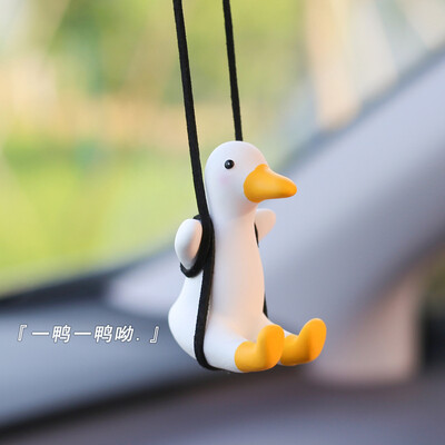 Pandantiv mașină drăguț Anime Little Duck Leagăn Auto oglindă retrovizoare Ornamente suspendate Accesorii de decorare interioară pentru fete Cadouri