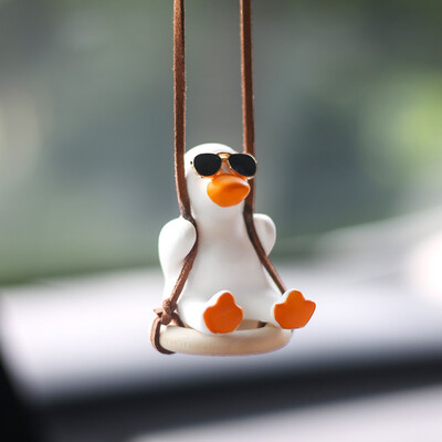 Pandantiv mașină drăguț Anime Little Duck Leagăn Auto oglindă retrovizoare Ornamente suspendate Accesorii de decorare interioară pentru fete Cadouri